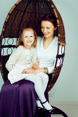 年幼的母亲和女儿在奢侈家内部酿酒的,老的