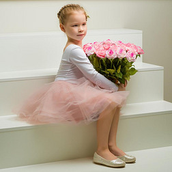 小的女孩和一花束关于花坐向一白色的st一irc一se.