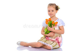 小的女孩和花束关于花坐向指已提到的人地面.