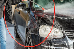 汽车在外部触摸洗涤自己-服务.洗和水和起泡沫