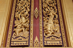 金色的有雕刻的装饰采用采用terior和外部关于佛教的临时雇员