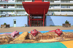 富有色彩的和安全的游泳水池和操场采用前面关于一大的