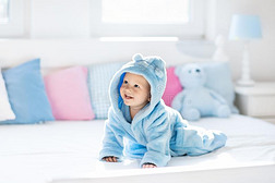 婴儿采用浴衣或毛巾后的沐浴