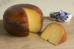 传统的老的荷兰人的成熟的古达干酪奶酪