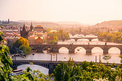 桥关于布拉格越过伏尔塔瓦河河向和煦的：照到阳光的夏一天.风景优美的