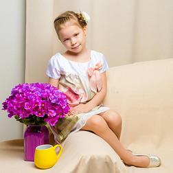 小的女孩和一花束关于花