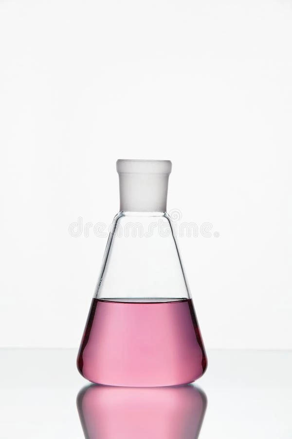 实验室玻璃器具类.玻璃和粉红色的液体向白色的背景