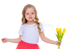 小的女孩和一花束关于郁金香.