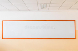 空的白色书写板采用指已提到的人教室在下面建筑物新的向种马