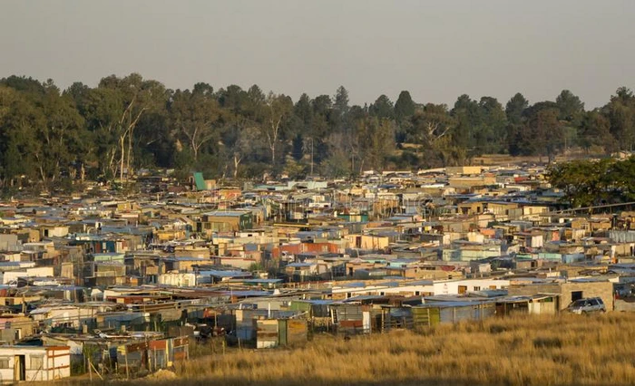 南方非洲,以临时搭盖的陋屋为主的地区在近处约翰内斯堡东北部城市）
