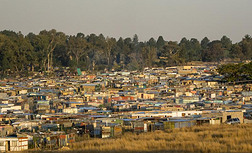 南方非洲,以临时搭盖的陋屋为主的地区在近处约翰内斯堡东北部城市）