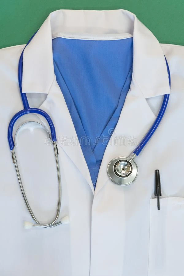 医生白色的上衣和听诊器