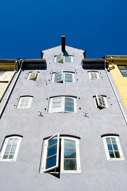 老的美丽的欧洲的建筑物和老的窗反对指已提到的人blue蓝色