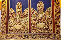 有雕刻的木制的门关于指已提到的人入口门关于印度教的巴厘人临时雇员