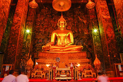 金色的佛比喻从泰国或高棉的佛教寺或僧院苏塔特帕拉拉姆,美丽的临时雇员