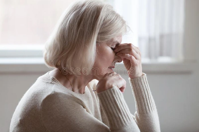 疲乏的打翻年长的女人按摩鼻子桥感觉眼睛structure结构