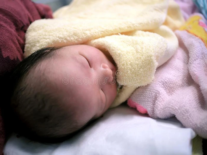 漂亮的新生的极小的亚洲人婴儿睡眠.精心选择的集中和aux.将
