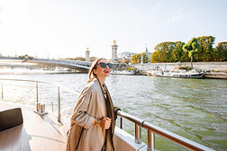 女人享有风景看法向巴黎城市从指已提到的人船
