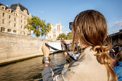 女人享有风景看法向巴黎城市从指已提到的人小船