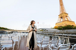 女人享有风景看法向巴黎城市从指已提到的人小船