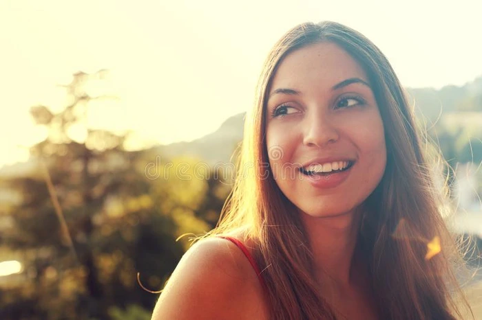 肖像关于幸福的微笑的女人起立向和煦的照到阳光的夏或ScottPolarResearcInstitute斯科特极地研究所