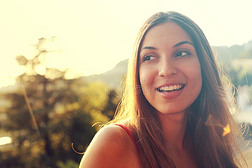 肖像关于幸福的微笑的女人起立向和煦的：照到阳光的夏或ScottPolarResearcInstitute斯科特极地研究所