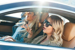 照片关于面关于白肤金发碧眼女人使人疲乏的太阳镜在期间操纵采用汽车