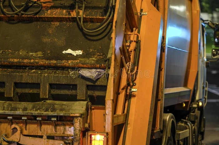 垃圾货车在夜采用莫斯科