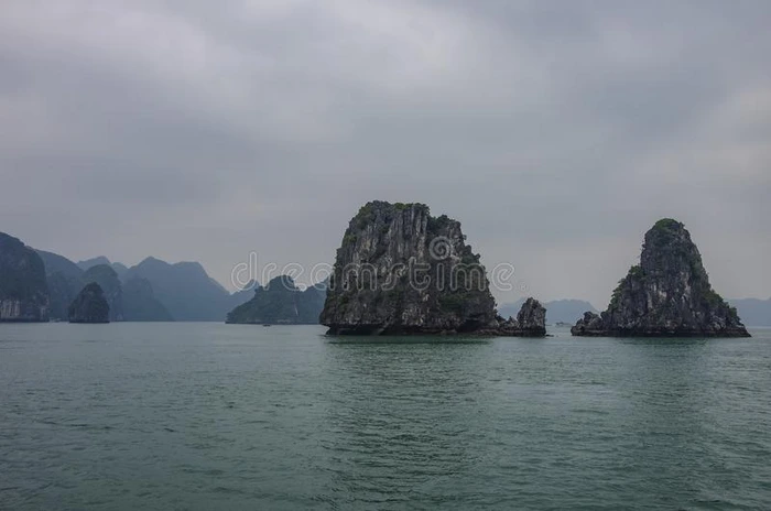 美丽的石灰岩山风景在int.哈长的湾,北方维埃顿