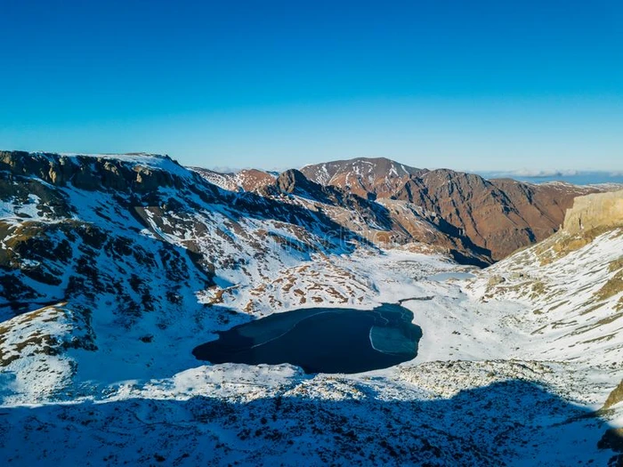 寒冷的冷冻的高地的湖经过下雪的山,阿尔凯兹,高加苏