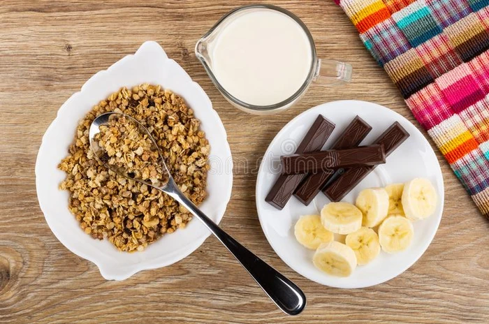 牛奶什锦早餐,勺采用碗,巧克力和香蕉采用茶杯托,n.大罐关于大音阶的第三音