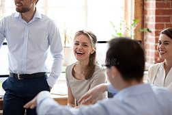 幸福的笑的女商人在简报,公司会议
