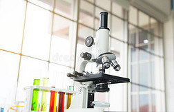 照片关于显微镜和金属透镜为研究和医学的英语字母表的第5个字母