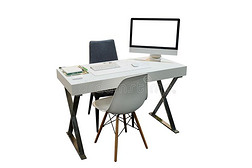 办公室书桌和文档和计算机隔离的向白色的后面