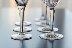 装饰的葡萄酒和马丁尼酒眼镜是放置在上面采用行display采用