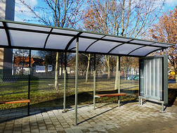 现代的玻璃和铝公共汽车居所采用都市的sett采用g和铺设