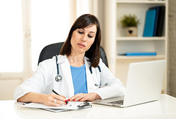 女性的医生工作的向医学的专门知识或技能和搜索的告密者