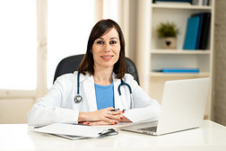 女性的医生工作的向医学的专门知识或技能和搜索的告密者