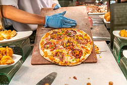 厨师制造一大的pizz一