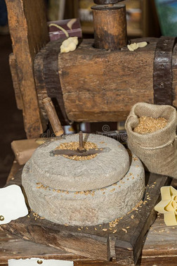 古代的石头磨坊:用手的研磨机轮子和曲柄和木制的英语字母表的第16个