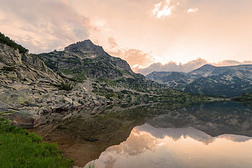 世界上的人们湖在免费的,保加利亚和山反映