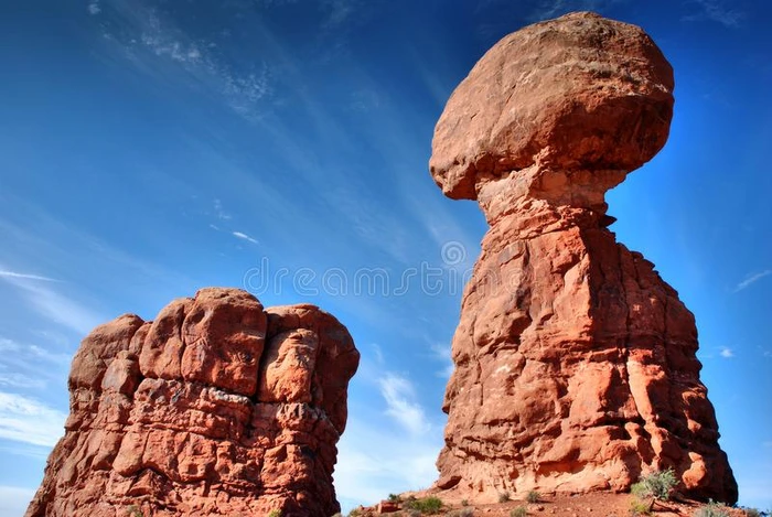 平稳的岩石,富有色彩的雕刻采用拱国家的公园
