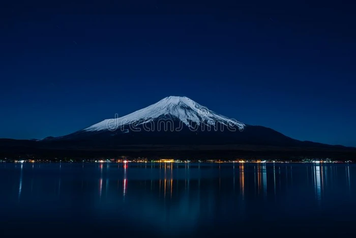 夜景关于登上紫藤从湖山中