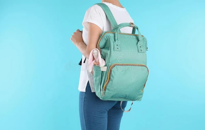 女人和母性背包为婴儿附件向颜色背