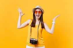 乐趣旅行者女人采用夏偶然的衣服帽子和照片照相机