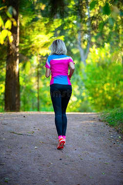 照片从背关于白肤金发碧眼女人运动员女人跑步通过公园airmailonly仅航空邮件