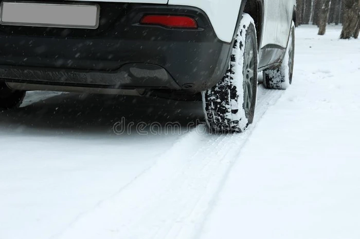 汽车离开使疲惫小路向下雪的路