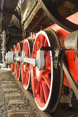 老的红色的蒸汽火车头轮子特写镜头