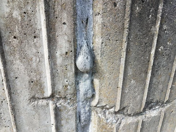 灰色的水泥墙和擦和滴破裂填装物