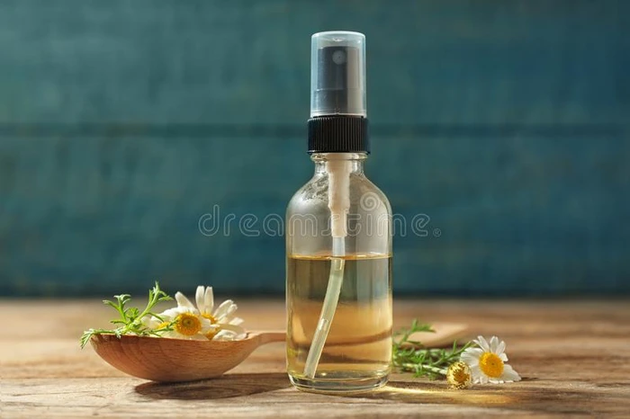瓶子关于甘菊基本的油和勺和花